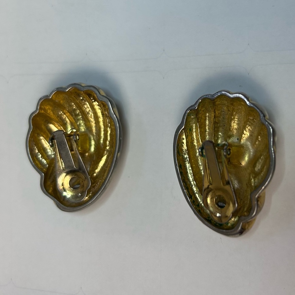 Vintage Gold-Tone Clip-On Earrings Ribbed Shell Design Costume Jewelry - Picture 3 of 6